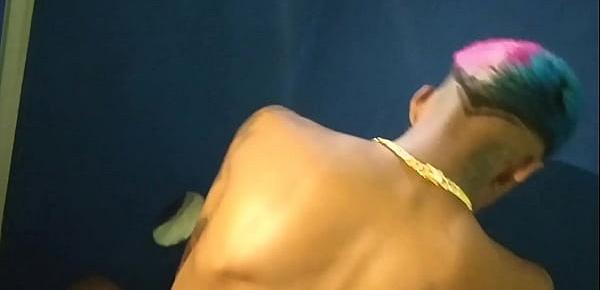 Esposa dando a buceta no glory hole swing